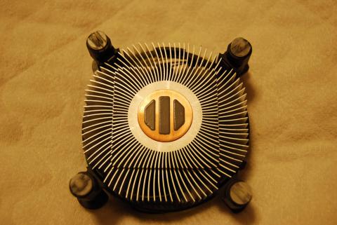 クーラー裏。グリスが塗られている