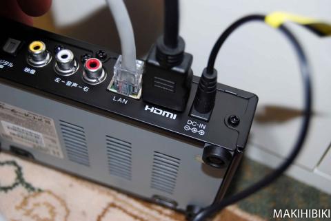 本体にHDMIケーブル、LANケーブル、ACアダプタを挿す