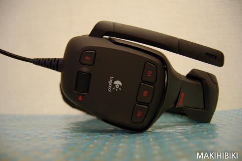 左耳に全てが揃う。機能キー(Gキー)が3つ、ミュートボタン、ボリューム