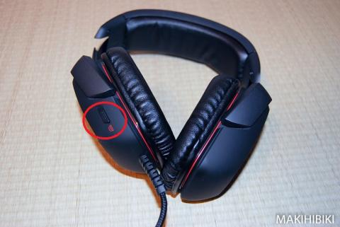 左耳の後ろにはドルビースイッチがある