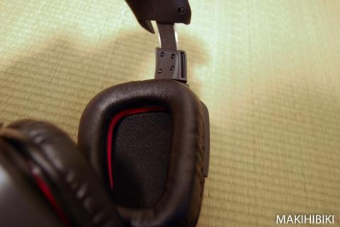 耳のパッドの厚さは、ちょっと薄く見える。しかし、装着感は悪くない。ほどよい密閉性がありながら、蒸れることは殆ど無い。これは長時間ゲームを楽しむ人にとっては非常に重要な点である