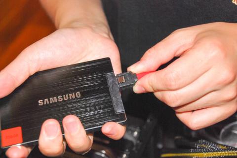 まずはSSDにSATAケーブルを挿す。ラッチがあるので、上下がわかりやすいです