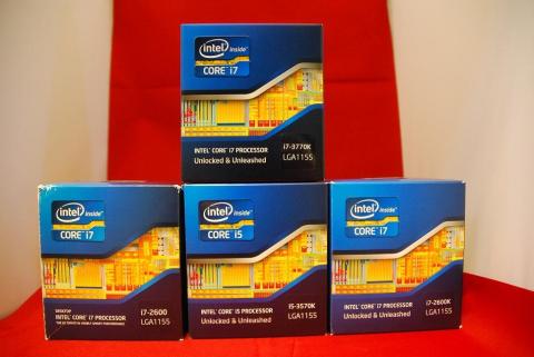 青いピラミッド