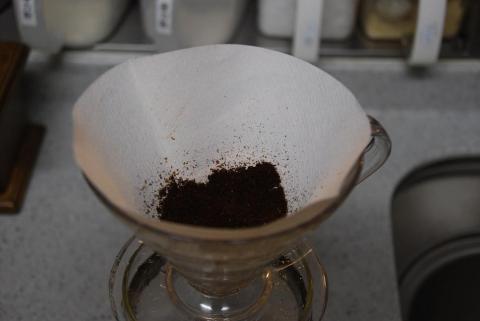 粉をセット。このとき、表面を平らにする