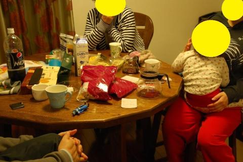 ばあちゃんが孫をあやしながら、、、つまみが多いのは気にしない・・・