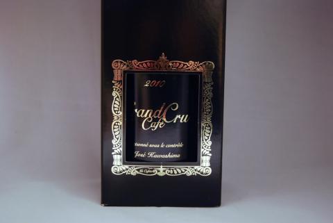箱の小窓からGrand Cru Cafeと2010の文字が・・・