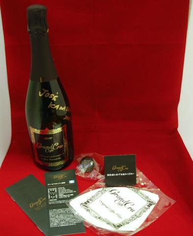 箱の中にはいろいろと入っています。商品の説明だけでなく、コーヒーフィルターとキャップも一緒に