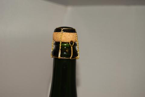 トップにはコルク栓があります。ワインとまったく同じですね。ワイン、、、飲みませんが、よく開けさせられます。。。