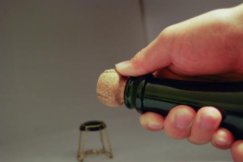 豆から放出される炭酸ガスの協力もあり、結構簡単に開きそうで、、、開かないww