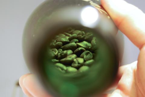 こぉーんな感じで、入っています。開栓と同時に、部屋中に豆の匂いが!!!zigsowの機能upのときに、匂いもwebページから出せるようになったらいいのに、、、あ、仕事場で見ていたら、まずいか・・・でも、それくらいいい香り!!