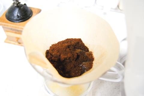 蒸らし目的でちょっとお湯をいれると、豆がすごい勢いで膨らみます