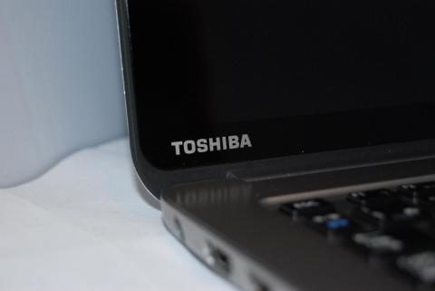 ディスプレイの左下に企業名を添えて