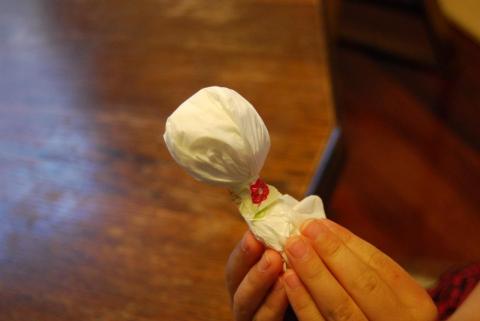 首をテープで止めます(絞めちゃダメ・・・)