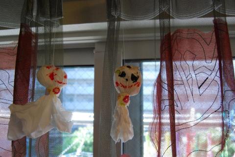 あとは紐をつけて、吊るすだけ!(なんだかてるてる坊主って、残酷な作業な希ガス・・・)