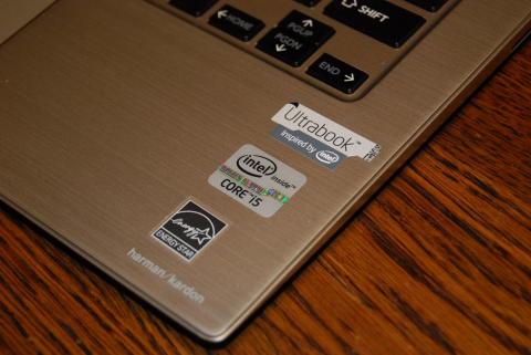 心臓部にはcore i5が入り、支える。スピーカーはharman/kardon®ステレオスピーカー