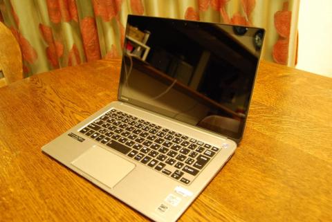 モニタが消えていると、ごらんのとおり(乱雑なキッチンがががgっがががが・・・恥を忍んで晒します)