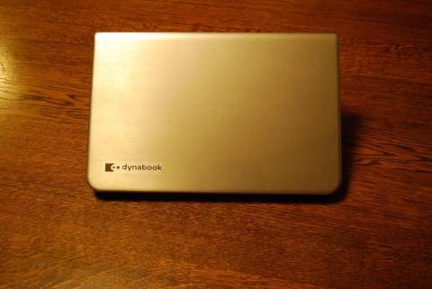 dynabookのブランドロゴは、カバーにあります