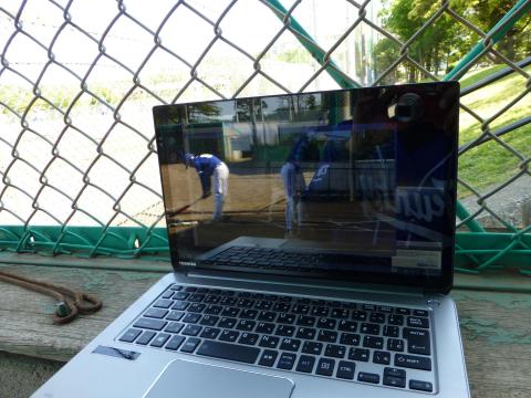 次の打席までにバッティングフォームをチェック。ひどい第1打席の失敗を取り戻せるか??