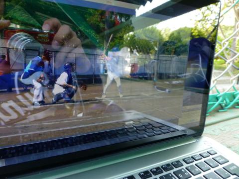 屋外の明るさで、結構映り込みが激しくなる。とはいえ、輝度もあるのでこの写真画像ほどは気にならない。チームメイトも覗きにきていました。