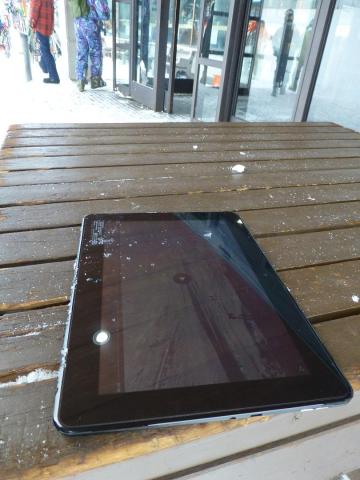 視野角も広いので、複数人で内容を確認できます。