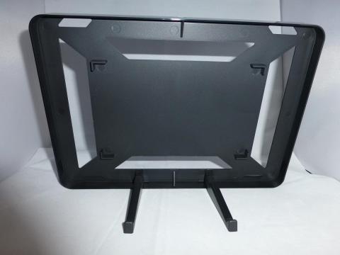 ケースの脚を広げてスタンドに