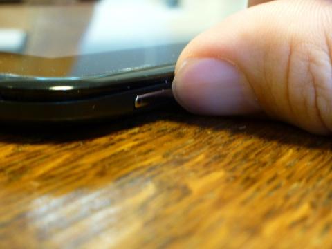 KALOSの起動は側面のボタンをプッシュ。薄さが邪魔をして、机に置いたままボタンを押そうとすると、若干押しにくさを感じる。