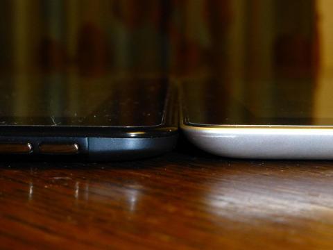 厚みはKALOSが薄い。