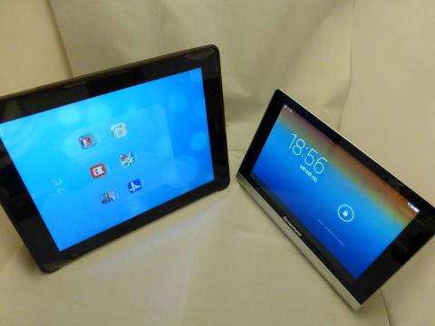 左がiPad2、右がYOGA TABLET 8