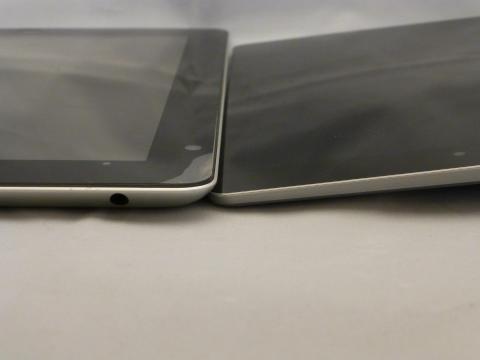 厚み比べ。右のYOGA TABLET 8はかなり薄い