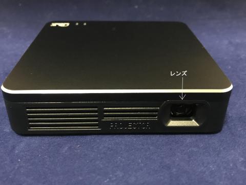 正面はレンズと吸排気