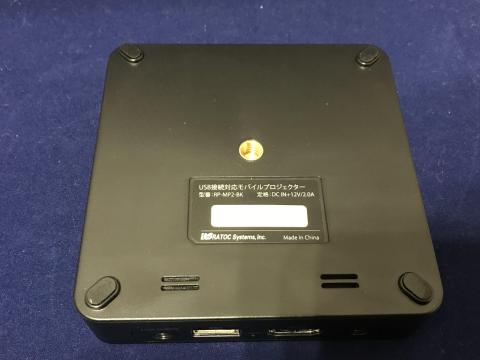 裏には三脚との接続用のホールがあります