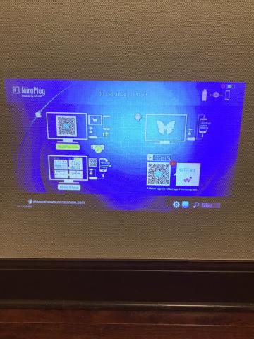 USB接続対応 モバイルプロジェクターの準備ができたところで、iPhone7 Plusにいつも使用している以下を接続し、USB接続対応 モバイルプロジェクター本体と接続します。