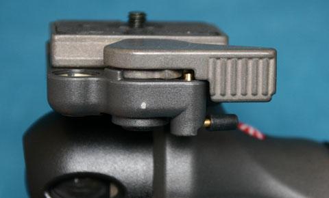 ロックレバーの下に、セーフティロックが付いています