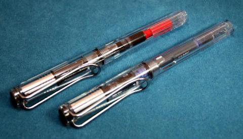 手前はブルーブラックの入ったペン先Mのモノ