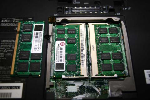 外してあるのはTranscend 1GB