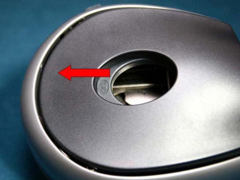 中のレバーを矢印の方向にスライドでロック解除