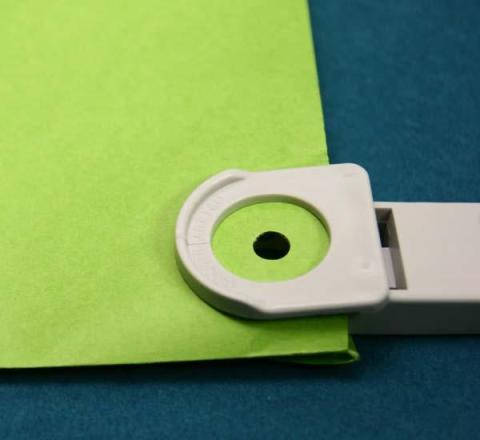 下部の穴に合わせ、書類を挟む