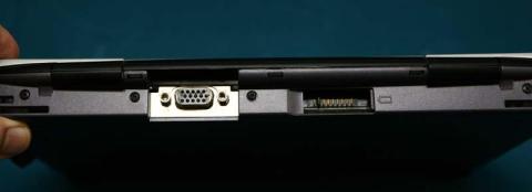 背面(VGAポート、バッテリーポート)