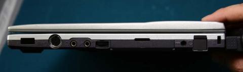 右側面(IrDA、PS/2ポート、オーディオ出力、マイクロホン入力、ボリュームダイヤル、FDDポート、ACジャック、モデム)