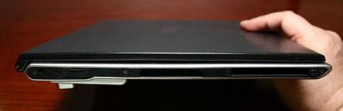 左から、ACジャック、専用ディスプレイ端子、CFカードスロット、カードスロット