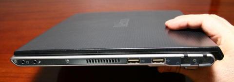 左から、イヤホンジャック、マイク端子、USB x 2、モデムポート、LANポート