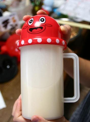 たこ焼き粉、水、卵をシェイカーに入れよく混ぜます