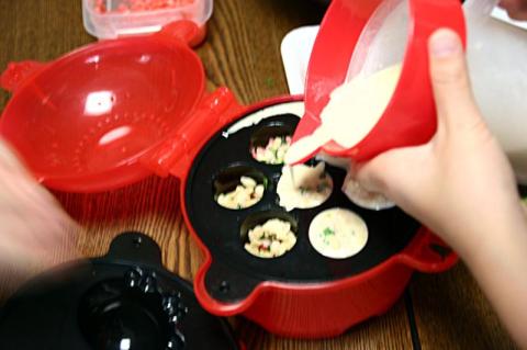 生地はすりきりまで注ぎます