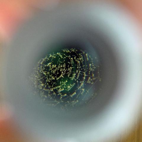 実際は楕円形に囲まれて見えます