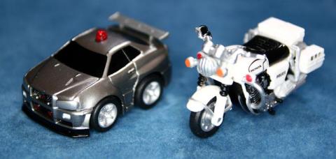 SKYLINE GT-R(R34)覆面パトカー、Honda VFR800-P白バイ