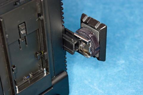 本来は同一方向から挿し込みますが、構造を分かり易くするため反対方向から挿し込んでいます。