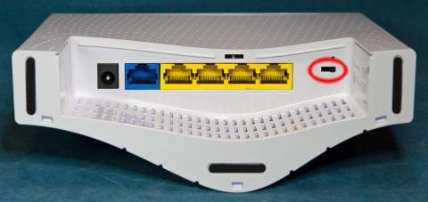 背面下部のフタを外し底面から見たところ