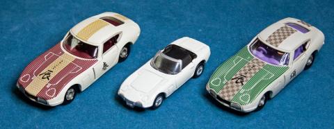 トミカ(両脇)とのサイズ比較