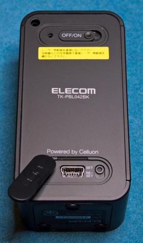 背面下部のキャップ下に mini USB端子があります