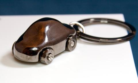 タイヤはねじ止め?!